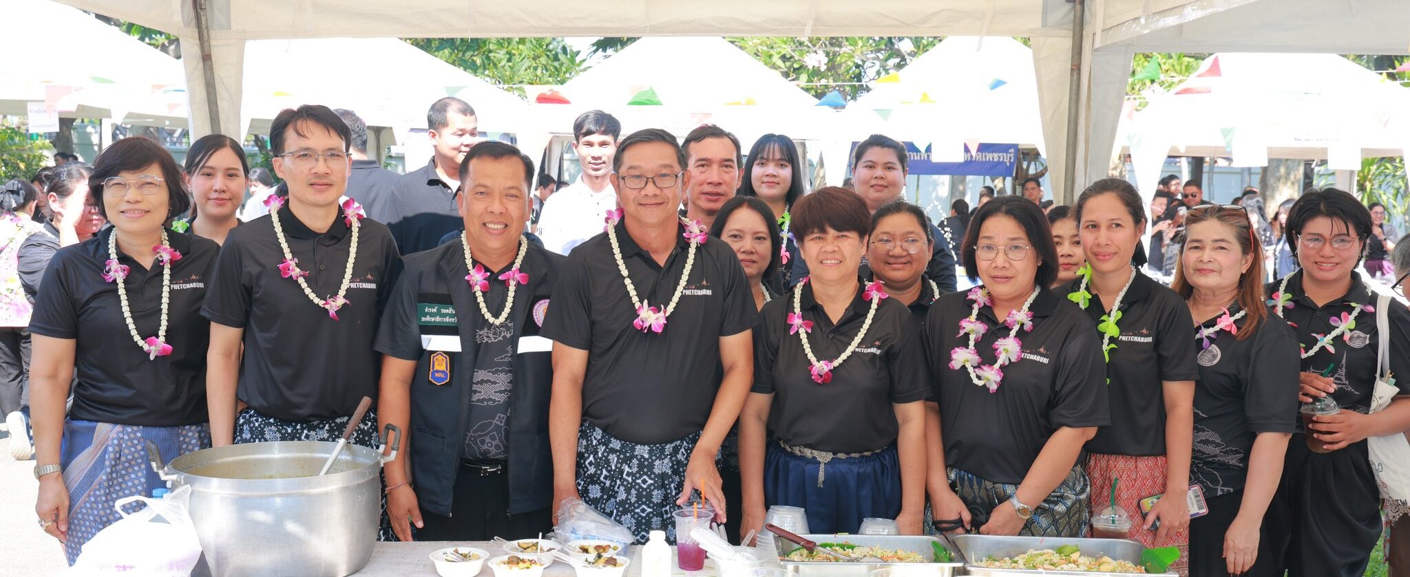 ร่วมสืบสานประเพณีสงกรานต์ รดน้ำขอพรผู้ว่าราชการจังหวัดเพชรบุรี ประจำปี 2569