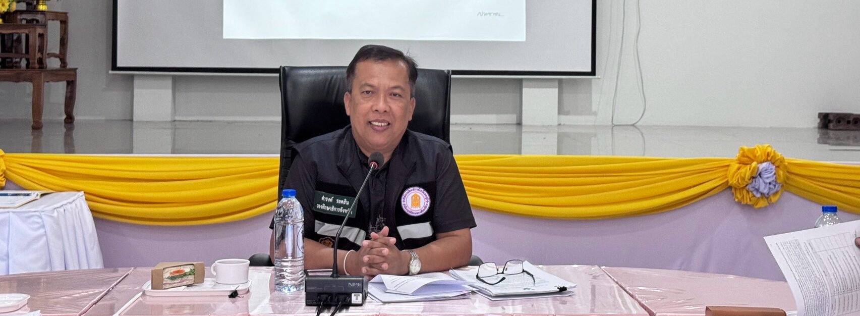 ประชุมผู้อำนวยการกลุ่ม ครั้งที่ 6/2569  ขับเคลื่อนภารกิจและมอบช่อดอกไม้แสดงความยินดีบุคลากรดีเด่น