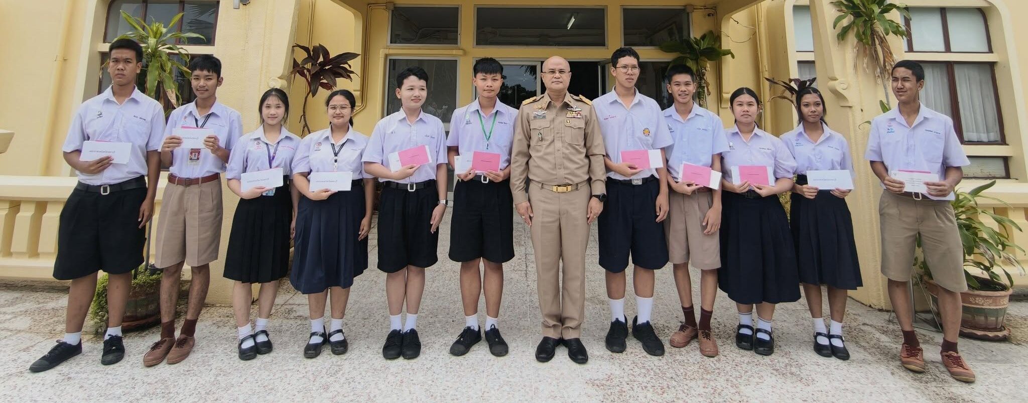 ศธจ.เพชรบุรี มอบทุน ม.ท.ศ. รุ่นที่ 18 พร้อมร่วมประชุมกรมการจังหวัด